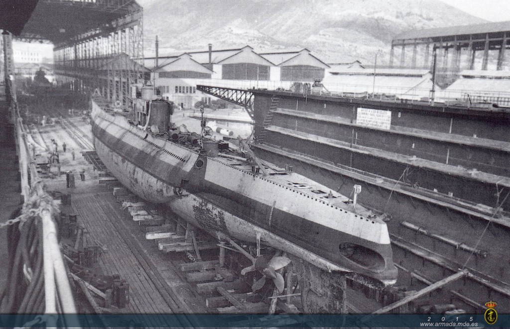 1953. El "General Sanjurjo" EN SECO. Originariamente los dos submarinos de procediencia italiana contaban con dos cañones de cubierta, tras la Guerra Civil se suprimió el montaje de popa
